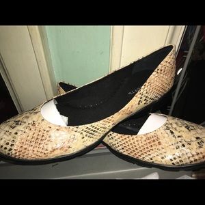Vigotti- Avery Roccia print casual flats size10
